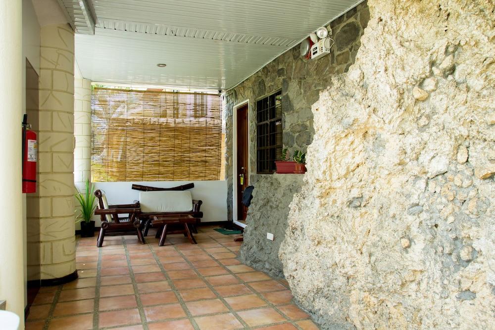 Greenyard Inn Manoc-Manoc Bagian luar foto